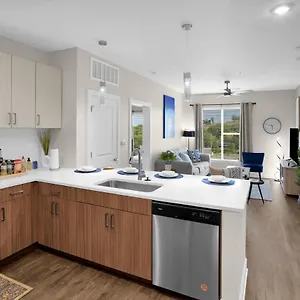 The Hendrix W/pool & Free Parking Apartment