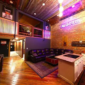 Broadway: The Speakeasy 4br/2bth 2200sf Grnd Lvl Holiday home