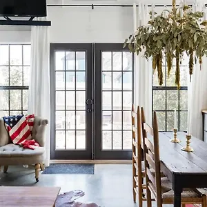 Hip, Cozy With A Fire Pit In Cleveland Park Holiday home